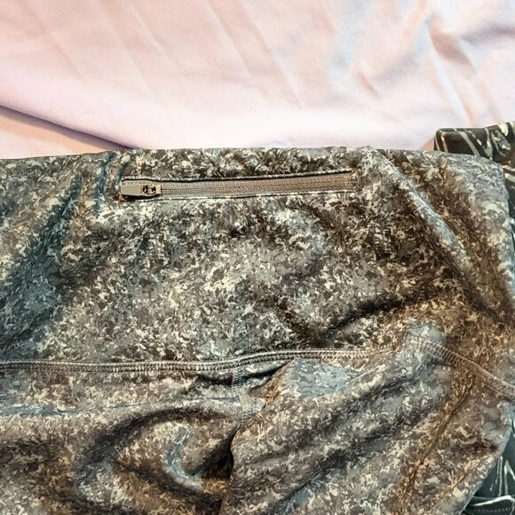 THREE pairs MTA Capri Leggings (Black, Marbled Black, Heathered Grey) MEDIUM - Picture 6 of 12